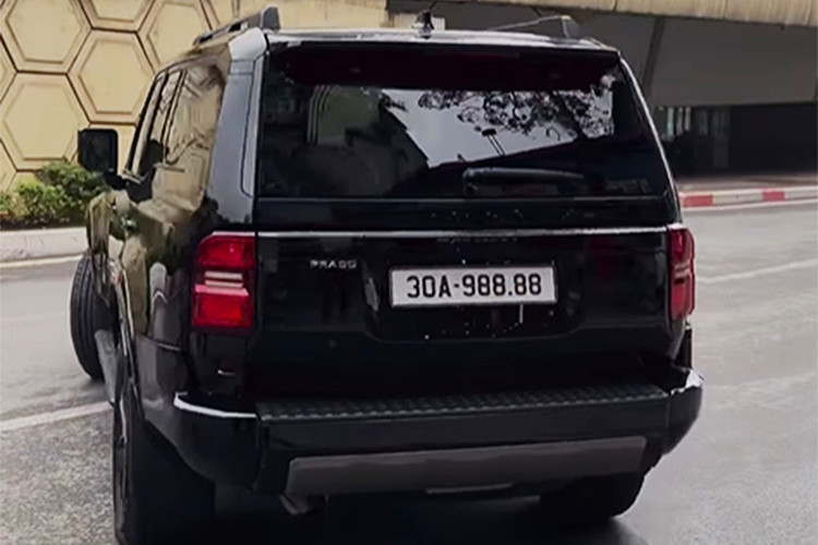 Mức giá xe Toyota Land Cruiser Prado 2025 mà Văn Quyết đã chi ra để sở hữu khoảng 4,3 tỷ đồng để sở hữu. Trong khi đó, giá niêm yết từ Toyota Việt Nam cho Prado 2024 là 3,48 tỷ đồng cho bản Full và thấp hơn 20 triệu đồng cho bản cửa sổ trời đơn. So với đời cũ, mức giá mới tăng tới 800 triệu đồng.