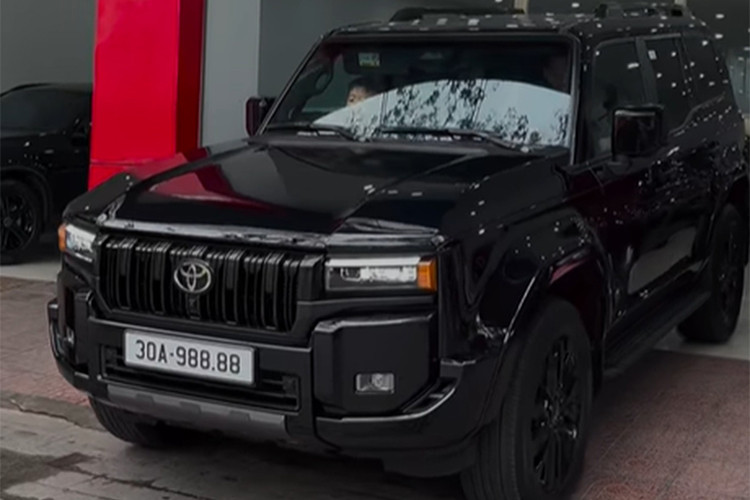 Theo phía đại lý bán xe cho biết, "Cầu thủ Văn Quyết đã đặt xe cách đây 1 tháng và bán lại chiếc Land Rover Range Rover Autobiography Sport đời 2012 cho đại lý. Chiếc Toyota Land Cruiser Prado 2025 mới màu đen này đúng phong cách yêu thích của Văn Quyết, cùng chiếc biển số đẹp có dãy số tứ quý 8 định danh cá nhân".