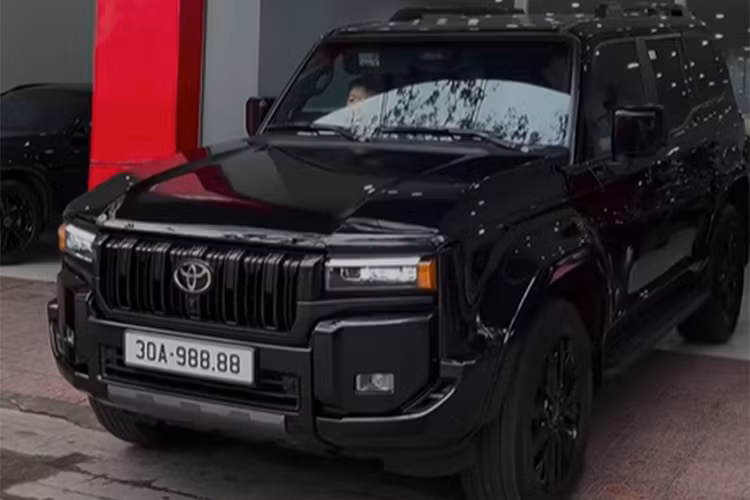 Theo phía đại lý bán xe cho biết, "Cầu thủ Văn Quyết đã đặt xe cách đây 1 tháng và bán lại chiếc Land Rover Range Rover Autobiography Sport đời 2012 cho đại lý. Chiếc Toyota Land Cruiser Prado 2025 mới màu đen này đúng phong cách yêu thích của Văn Quyết, cùng chiếc biển số đẹp có dãy số tứ quý 8 định danh cá nhân".