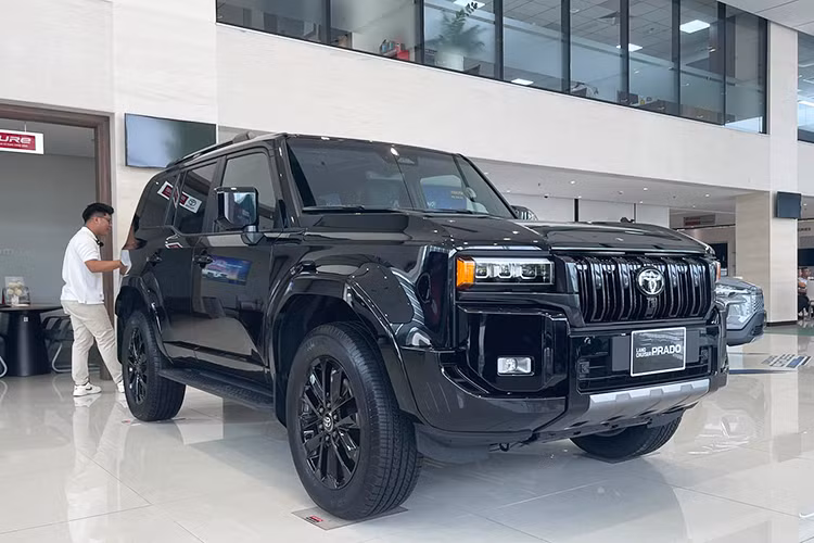 Vào đầu tháng 3/2025 vừa qua, Toyota Land Cruiser Prado 2025 đã bổ sung thêm phiên bản M tại thị trường Việt Nam. Phiên bản này có giá niêm yết là 3,460 tỷ đồng. Điểm khác biệt duy nhất trên phiên bản M là xe chỉ được lắp cửa sổ trời đơn, thay vì toàn cảnh. Tất cả những thông số còn lại đều giữ nguyên.