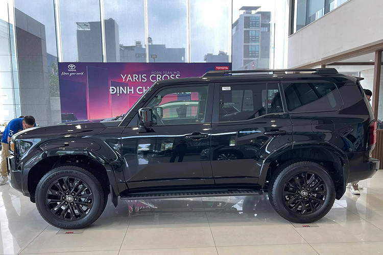 Ngoại hình Toyota Land Cruiser Prado 2025 mới nhờ vào sự thay đổi toàn diện từ thiết kế ngoại thất đến trang bị bên trong. Với kiểu dáng thể thao hơn, xe sở hữu nhiều đường nét dứt khoát, phù hợp với phong cách địa hình mà người tiêu dùng Việt Nam đang yêu thích. 