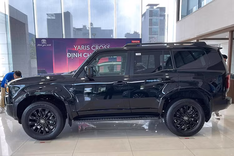 Ngoại hình Toyota Land Cruiser Prado 2025 mới nhờ vào sự thay đổi toàn diện từ thiết kế ngoại thất đến trang bị bên trong. Với kiểu dáng thể thao hơn, xe sở hữu nhiều đường nét dứt khoát, phù hợp với phong cách địa hình mà người tiêu dùng Việt Nam đang yêu thích. 