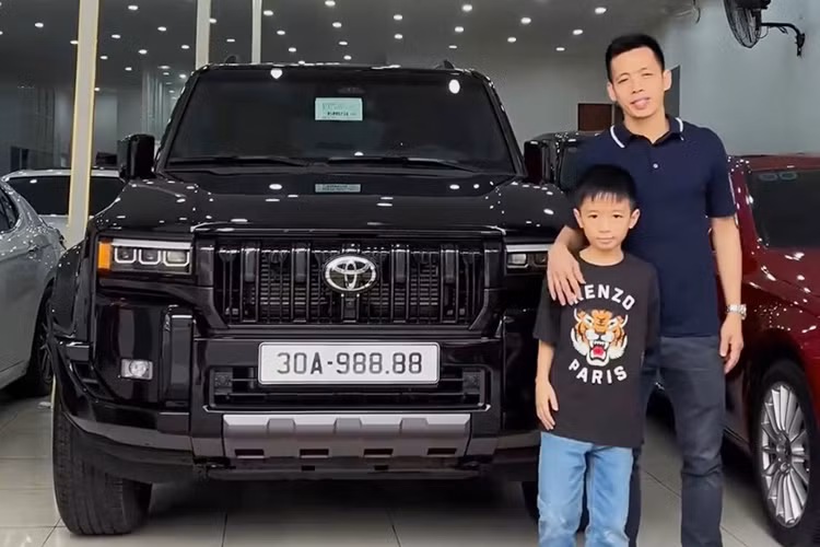 Văn Quyết tậu Toyota Land Cruiser Prado 2025 cả lăn bánh chi phí khoảng 3,85 tỷ đồng, thêm các khoản thuế và phí. Tuy nhiên, do "khan hàng" trên toàn cầu nên ngay tại Việt Nam, khách hàng thường phải chi thêm số tiền khoảng 500 triệu đồng để nhận xe sớm. Như vậy, với số tiền 4,3 tỷ đồng mua xe, cầu thủ Văn Quyết cũng không ngoại lệ vì muốn nhận xe sớm. 