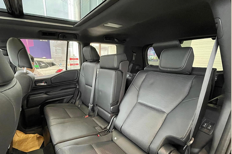 Về hiệu suất, Toyota Land Cruiser Prado 2025 được trang bị động cơ xăng mới 2.4L, kết hợp với hộp số tự động 8 cấp, mang lại công suất lên đến 267 mã lực và mô-men xoắn cực đại đạt 430Nm. Xe còn được trang bị hệ thống treo thích ứng và bốn chế độ lái khác nhau để phù hợp với nhiều địa hình.