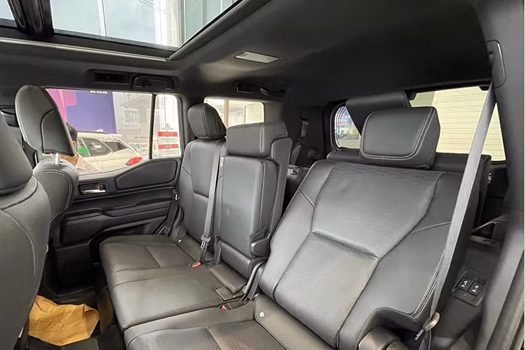 Về hiệu suất, Toyota Land Cruiser Prado 2025 được trang bị động cơ xăng mới 2.4L, kết hợp với hộp số tự động 8 cấp, mang lại công suất lên đến 267 mã lực và mô-men xoắn cực đại đạt 430Nm. Xe còn được trang bị hệ thống treo thích ứng và bốn chế độ lái khác nhau để phù hợp với nhiều địa hình.