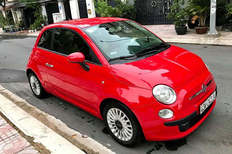 Hiện tại, có rất ít xe Fiat 500 chạy bon bon trên đường vì giá bán khá cao. Ngay từ khi nhập về Việt Nam, giá bán của Fiat 500 vào khoảng 850 triệu đồng, nếu so với các mẫu xe cùng phân khúc cùng giá tiền, Fiat 500 có phần hụt hơi.