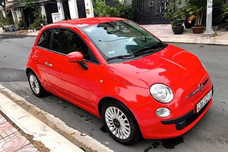 Hiện tại, có rất ít xe Fiat 500 chạy bon bon trên đường vì giá bán khá cao. Ngay từ khi nhập về Việt Nam, giá bán của Fiat 500 vào khoảng 850 triệu đồng, nếu so với các mẫu xe cùng phân khúc cùng giá tiền, Fiat 500 có phần hụt hơi.