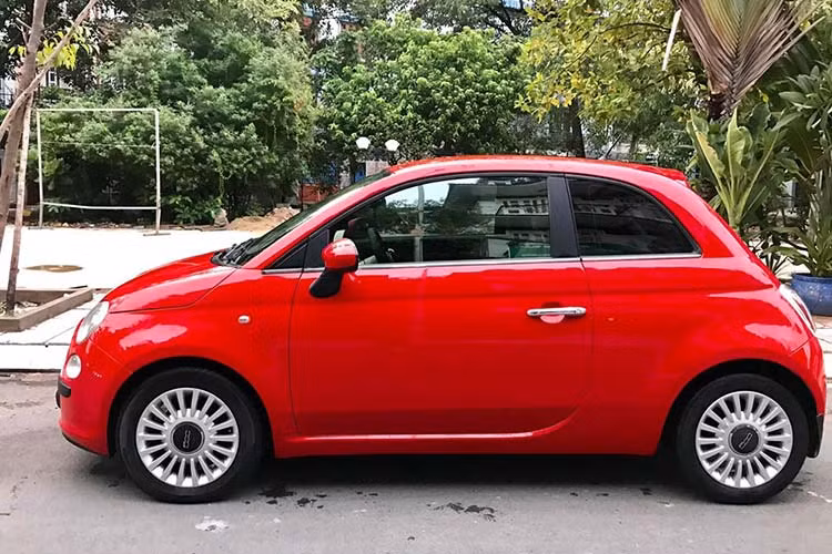 Chiếc xe đang rao bán đang trong tình trạng tốt, đã lăn bánh khoảng hơn 60.000 km sau 10 năm sử dụng và được chủ xe bảo quản kỹ lưỡng nên còn bắt mắt và thời trang. Giá xe Fiat 500 cũ này đang được rao bánn khoảng 437 triệu đồng, người mua có thể phân vân giữa một chiếc Kia Morning mới tinh hoặc lựa chọn Fiat 500 mang phong cách thời trang Ý.