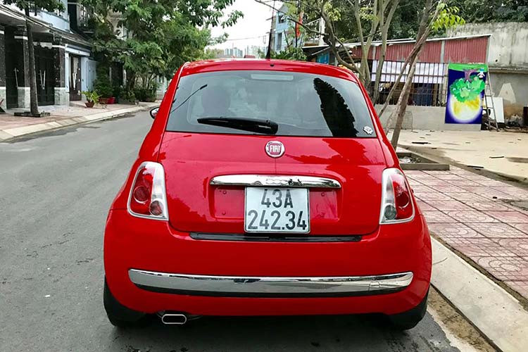 Nhiều người ví von Fiat 500 đời 2009 giống như chú khủng long nhí với kiểu thiết kế tròn trịa. Phần đầu nổi bật với hai thanh ốp mạ crôm. Thanh lớn nằm ngay trên hốc hút gió, cân đối với cặp đèn sương mù và đèn pha phía trước, tạo cảm giác cụm đèn trước được nâng cao hơn khi phân tách khỏi hốc hút gió và phần táp lô phía dưới. Thanh ốp thứ hai nhỏ hơn, nổi bật với logo Fiat chính giữa.