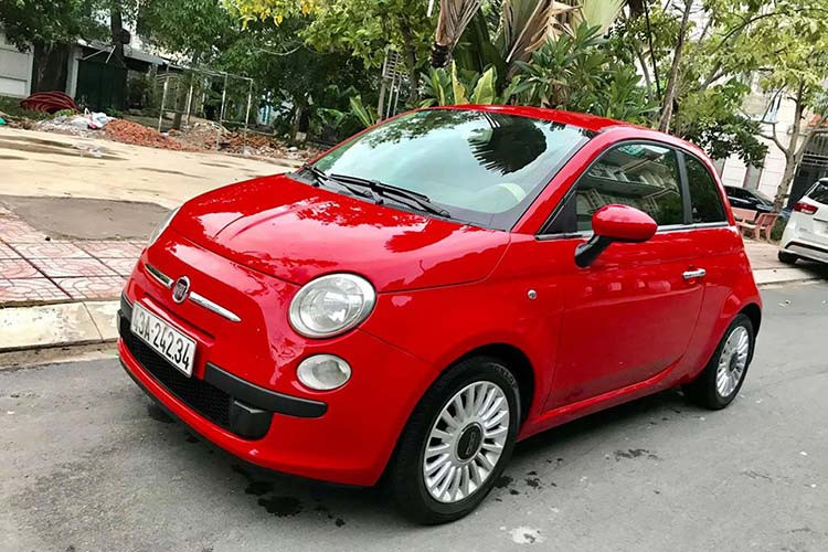 Xe ôtô cỡ nhỏ Fiat 500 tại Việt Nam xuất hiện từ những năm 2009, chiếc xe này có thiết kế nhỏ gọn 2 cửa, 4 chỗ ngồi và kích thước ngắn hơn Kia Morning. Do vậy nó phù hợp cho những người khá giả chỉ cần một phương tiện cao cấp nhưng tiện dụng để di chuyển trong đô thị.