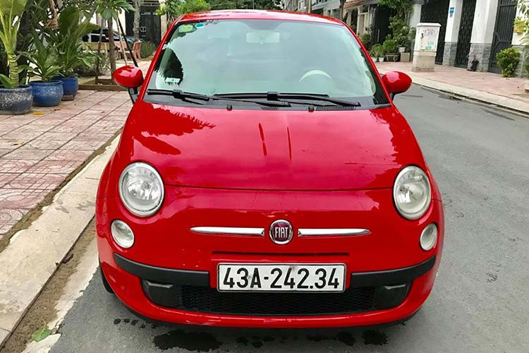 Xuất xưởng tại Ý vào năm 1957, Fiat 500 cho tới thời điểm hiện tại đã trở thành một trong những dòng xe mang tính biểu tượng lớn của ngành công nghiệp ôtô. Xe có kích thước dài 3.546 mm, rộng 1.627 mm và cao 1.488 mm, đây là mẫu xe được đánh giá nhỏ gọn, phù hợp để di chuyển tại các thành phố đông đúc.