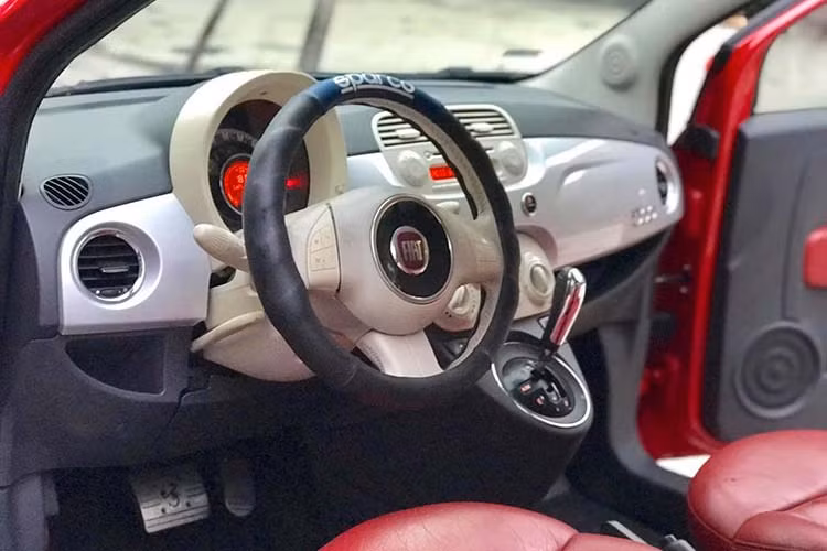 Bên trong nội thất của Fiat 500 thiết kế khá bắt mắt. Với những người tầm vóc trung bình, hàng ghế trước rộng rãi, trần đủ cao, không có cảm giác bí như khi ngồi vào các dòng xe nhỏ khác. Hàng ghế sau chỉ vừa rộng cho trẻ em. Các nút điều khiển đều nằm trong tầm tay, dễ dàng kiểm soát.
