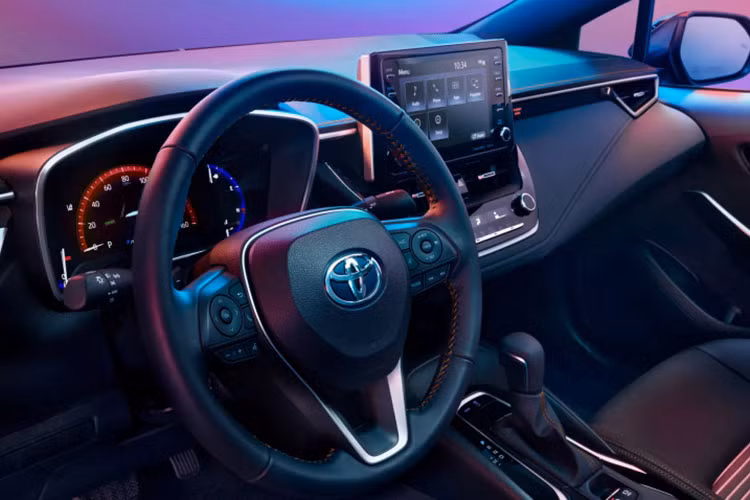 Hãng không công bố nội thất bên trong của xe, nhưng có thể sẽ có nhiều nét thể thao đặc trưng theo truyền thông như viền chỉ đỏ tương phản, logo huy tại một số vị trí, thảm sàn hay một số chi tiết được ốp vật liệu mang tính thể thao.