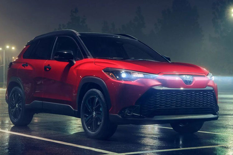 Tại một số thị trường, hãng xe Nhật Bản vừa bổ sung thêm phiên bản Toyota Corolla Cross Nightshade 2024 mới. Tuy nhiên phiên bản này vẫn có phần hiền hơn so với GR Sport, nhưng vẫn không kém phần thể thao và mạnh mẽ hơn so với các phiên bản khác.
