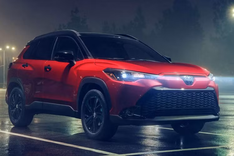 Tại một số thị trường, hãng xe Nhật Bản vừa bổ sung thêm phiên bản Toyota Corolla Cross Nightshade 2024 mới. Tuy nhiên phiên bản này vẫn có phần hiền hơn so với GR Sport, nhưng vẫn không kém phần thể thao và mạnh mẽ hơn so với các phiên bản khác.