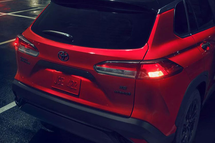 Các chi tiết gây chú ý trên mẫu xe SUV cỡ B này có thể kể đến như bộ mâm 18 inch, các khu vực đèn pha/ hậu, ốp gương chiếu hậu, tay nắm cửa, các viền crôm cũng được đổi màu.