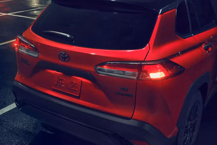 Các chi tiết gây chú ý trên mẫu xe SUV cỡ B này có thể kể đến như bộ mâm 18 inch, các khu vực đèn pha/ hậu, ốp gương chiếu hậu, tay nắm cửa, các viền crôm cũng được đổi màu.