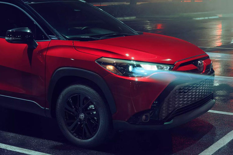 Mẫu xe SUV Toyota Corolla Cross Nightshade kỳ vọng sẽ tăng sức hút tại một số thị trường nhằm đẩy mạnh doanh số. Thực chất phiên bản Nightshade thay đổi nhiều ở phần ngoại thất với nhiều chi tiết được sơn tối màu khá ấn tượng.