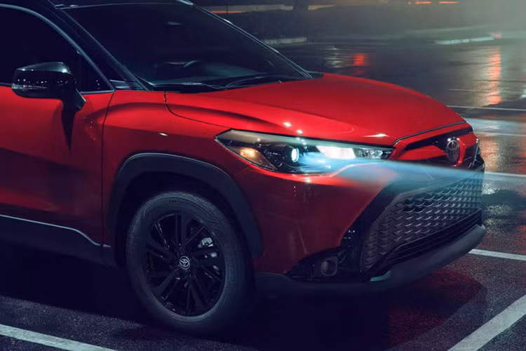 Mẫu xe SUV Toyota Corolla Cross Nightshade kỳ vọng sẽ tăng sức hút tại một số thị trường nhằm đẩy mạnh doanh số. Thực chất phiên bản Nightshade thay đổi nhiều ở phần ngoại thất với nhiều chi tiết được sơn tối màu khá ấn tượng.