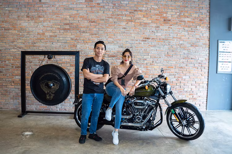 Theo chia sẻ, Phan Hiển yêu thích Harley-Davidson Breakout từ lâu, vì vậy đây là một món quà rất ý nghĩa với vũ công này. Chiếc Harley-Davidson Breakout mà Khánh Thi dành tặng cho Phan Hiển là bản màu đặc biệt Mineral Green Metallic.