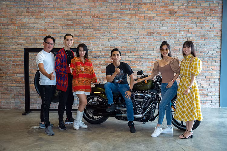 Sức mạnh của xe đến từ khối động cơ Milwaukee-Eight, dung tích 1.868cc với công suất 94 mã lực tại tua máy 5.050 vòng/phút vàmômen xoắn cực đại 155 Nm tại tua máy 3.250 vòng/phút.