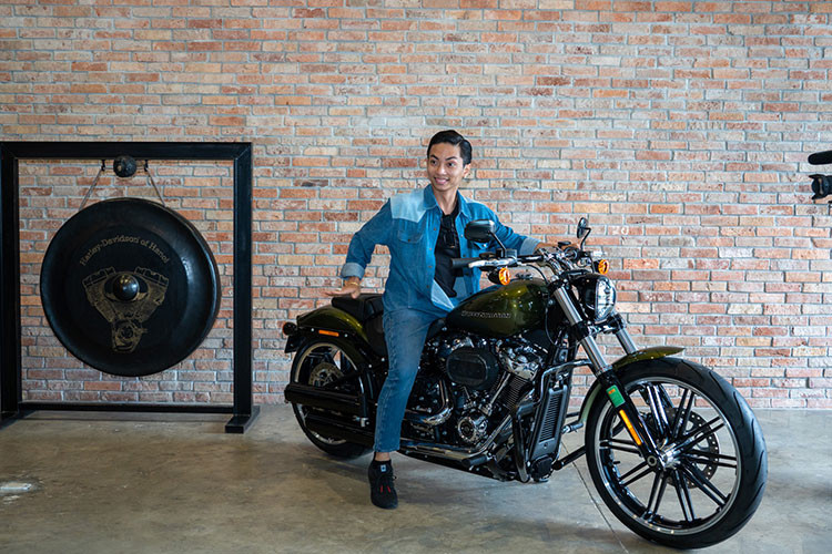 Về ngoại hình, chiếc Harley-Davidson Breakout 114 thế hệ mới của Phan Hiển vẫn tiếp tục sử dụng nền tảng thiết kế Softail đặc trưng, mang đến một diện mạo hiện đại, cơ bắp với góc rake lớn hơn ở phía trước.