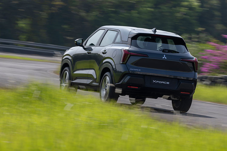 có những tính năng an toàn như: Hệ thống phanh ABS, EBD, BA, cân bằng điện tử, kiểm soát lực kéo, kiểm soát hành trình Cruise Control,... Mitsubishi XForce còn có hệ thống kiểm soát vào cua chủ động Active Yaw Control (AYC). Đây là công nghệ dùng chung với Mitsubishi Xpander Cross và Eclipse Cross.