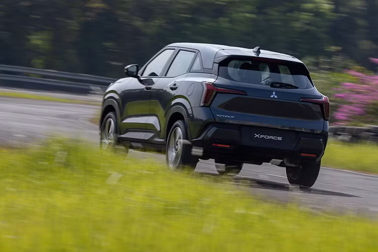có những tính năng an toàn như: Hệ thống phanh ABS, EBD, BA, cân bằng điện tử, kiểm soát lực kéo, kiểm soát hành trình Cruise Control,... Mitsubishi XForce còn có hệ thống kiểm soát vào cua chủ động Active Yaw Control (AYC). Đây là công nghệ dùng chung với Mitsubishi Xpander Cross và Eclipse Cross.