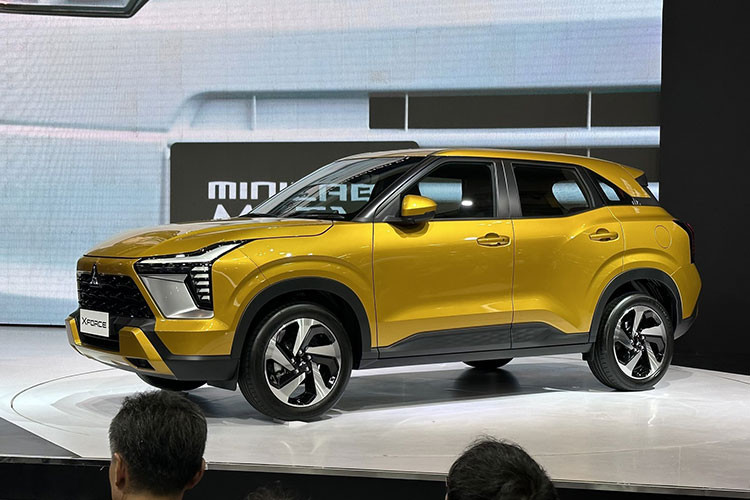 Mâm xe Mitsubishi XForce 2024 sở hữu kích thước 18-inch cùng với đường kính lốp lớn, tăng sự ổn định trên những đoạn đường gồ ghề. Phần đuôi xe sử dụng thiết kế đèn tạo hình chữ T tương tự phần đèn chiếu sáng phía trước, mang đến hình ảnh vững chãi và bề thế. 