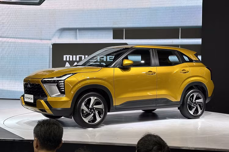 Mâm xe Mitsubishi XForce 2024 sở hữu kích thước 18-inch cùng với đường kính lốp lớn, tăng sự ổn định trên những đoạn đường gồ ghề. Phần đuôi xe sử dụng thiết kế đèn tạo hình chữ T tương tự phần đèn chiếu sáng phía trước, mang đến hình ảnh vững chãi và bề thế. 