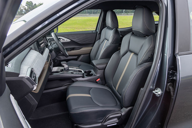 Xforce mang đến không gian nội thất rộng rãi thư giãn cho mọi hành khách. Hàng ghế phía trước rộng rãi hàng đầu phân khúc với khu vực tựa vai thoải mái. Bên cạnh đó, thiết kế ghế ngồi được điều chỉnh đặc biệt để hạn chế chuyển động của thân người trong khi xe chuyển làn nhanh hoặc di chuyển trên những mặt đường gồ ghề, mang đến sự thoải mái cho hành khách kể cả trong lúc giao thông ùn tắc.