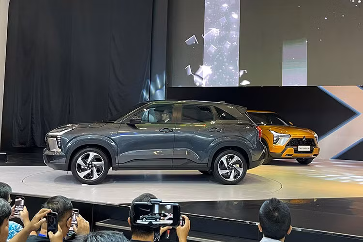 Mẫu xe SUV cỡ nhỏ Mitsubishi XForce 5 chỗ ngồi hoàn toàn mới này được phát triển dựa trên nhu cầu sử dụng các dòng xe SUV cỡ nhỏ tại khu vực ASEAN. Xe được xây dựng hướng đến sự thanh lịch, mạnh mẽ, đậm chất SUV đặc trưng dựa trên ý tưởng “Người bạn đồng hành lý tưởng cho cuộc sống năng động”.