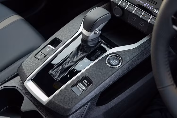 Các trang bị khác bao gồm Ghế bọc da tổng hợp; Sạc điện thoại không dây; Hệ thống đèn viền Ambient Light; Hộc lạnh đựng găng; 20 ngăn chứa đồ; Hệ thống âm thanh Yamaha Premium Dynamic Sound; Hệ thống điều hòa tự động 2 vùng; Phanh tay điện tử và tự động giữ phanh tạm thời; Chìa khóa thông minh; Khởi động nút bấm...