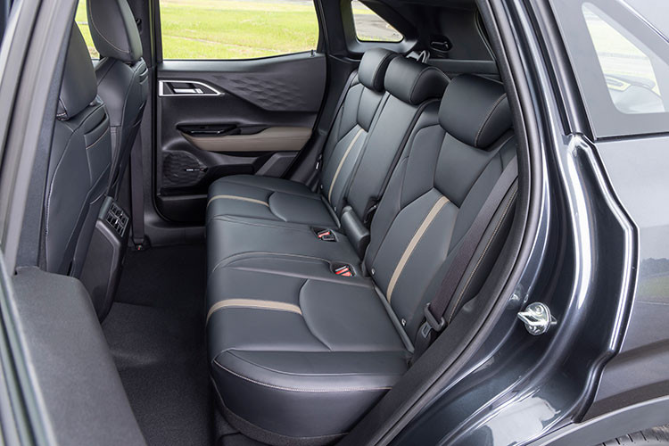 Hàng ghế sau được đặc biệt chú trọng cùng không gian thoải mái để hành khách tận hưởng chuyến đi một cách trọn vẹn, không gian để chân rộng rãi hàng đầu phân khúc ngay khi cả ba hành khách cùng ngồi hàng ghế này. Hàng ghế thứ 2 có khả năng điều chỉnh độ ngả 8 cấp độ, cho phép khách hàng lựa chọn nhiều vị trí ngả lưng khác nhau, cũng như tối ưu không gian khoang hành lý phía sau.