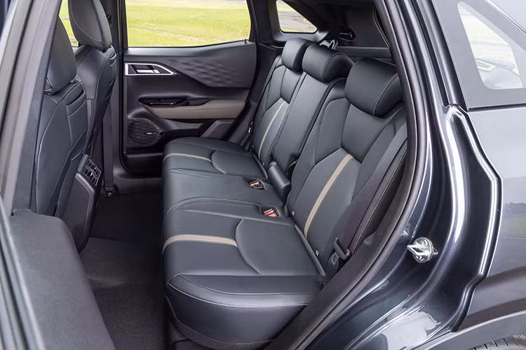 Hàng ghế sau được đặc biệt chú trọng cùng không gian thoải mái để hành khách tận hưởng chuyến đi một cách trọn vẹn, không gian để chân rộng rãi hàng đầu phân khúc ngay khi cả ba hành khách cùng ngồi hàng ghế này. Hàng ghế thứ 2 có khả năng điều chỉnh độ ngả 8 cấp độ, cho phép khách hàng lựa chọn nhiều vị trí ngả lưng khác nhau, cũng như tối ưu không gian khoang hành lý phía sau.