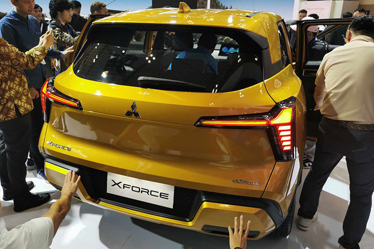 Phần đầu xe với dải đèn LED ban ngày với tạo hình chữ L, kết hợp với các đường cắt phát sáng theo hình chữ T đặc trưng. Thân trên của xe được thiết kế khí động học với nắp capo được dập nổi, các đường nét khí động học kéo dài từ phần logo đến phần hông và phía sau.