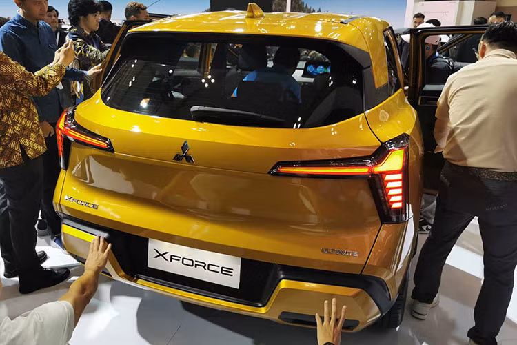 Phần đầu xe với dải đèn LED ban ngày với tạo hình chữ L, kết hợp với các đường cắt phát sáng theo hình chữ T đặc trưng. Thân trên của xe được thiết kế khí động học với nắp capo được dập nổi, các đường nét khí động học kéo dài từ phần logo đến phần hông và phía sau.