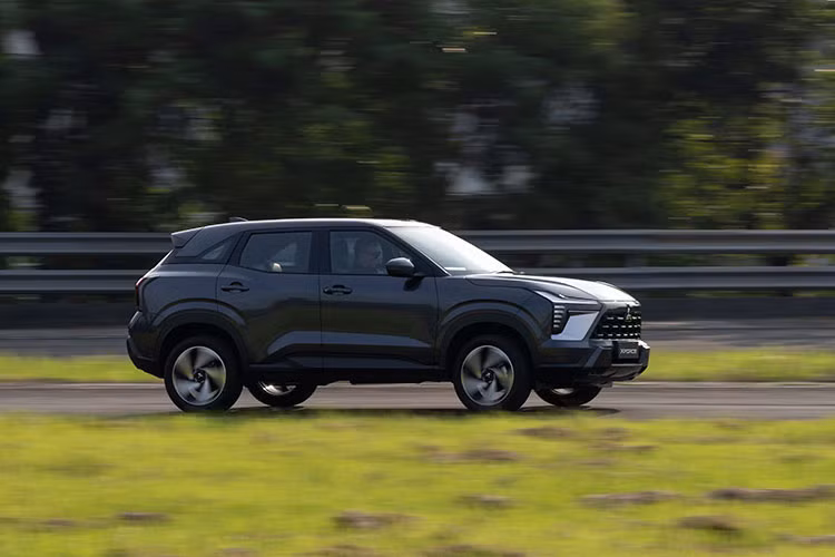 Mitsubishi XForce 2024 mới được trang bị động cơ xăng 4 xi-lanh, dung tích 1.5L, đi kèm hộp số biến thiên vô cấp CVT và hệ dẫn động cầu trước. Xe cũng có 4 chế độ lái bao gồm; Bình thường, Đường sỏi đá, Đường bùn lầy và Đường trơn trượt.