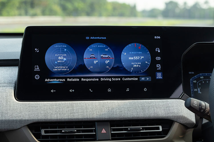 Lần đầu tiên, Mitsubishi Motors giới thiệu chất liệu vải mélange trên các khu vực của bảng điều khiển trung tâm. Phần bao phủ của vật liệu này được kéo dài xuyên suốt, tạo điểm nhấn trên các phần trang trí của cánh cửa. Chất liệu vải có tính ứng dụng cao, hiện đại, tinh tế đồng thời chống bám bẩn tốt. Màn hình giải trí liền khối, kích thước lớn 12.3 inch kết hợp với màn hình thông tin kỹ thuật số tạo nên cảm giác hiện đại.