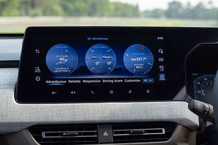 Lần đầu tiên, Mitsubishi Motors giới thiệu chất liệu vải mélange trên các khu vực của bảng điều khiển trung tâm. Phần bao phủ của vật liệu này được kéo dài xuyên suốt, tạo điểm nhấn trên các phần trang trí của cánh cửa. Chất liệu vải có tính ứng dụng cao, hiện đại, tinh tế đồng thời chống bám bẩn tốt. Màn hình giải trí liền khối, kích thước lớn 12.3 inch kết hợp với màn hình thông tin kỹ thuật số tạo nên cảm giác hiện đại.