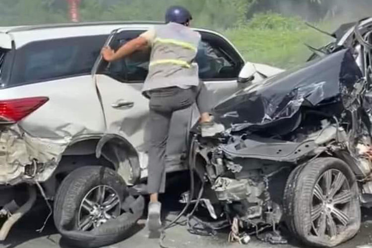 Trong đó có 8 ôtô liên quan đến vụ việc này, bao gồm một xe tải, 2 xe container cùng với 5 ôtô loại 4 - 7 chỗ ngồi. Trong đó 3 xe bị bốc cháy sau va chạm, nghiêm trọng nhất có lẽ là chiếc xe SUV Volvo XC90 bị xe tải tông trực diện.