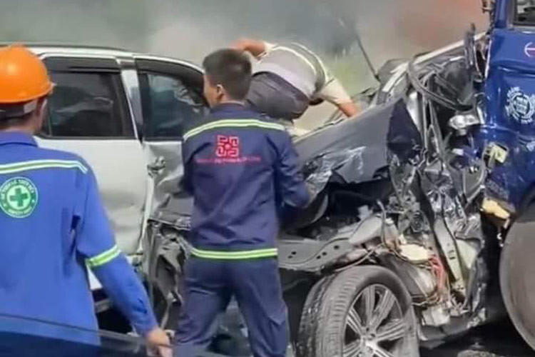 Sau đó chiếc Volvo XC90 tiếp tục bị dồn vào đuôi một chiếc xe đầu kéo khác. Dù bị vò nát gần như hoàn toàn phần thân xe nhưng may mắn phần khung còn lại vẫn đủ giúp tài xế thoát nạn.