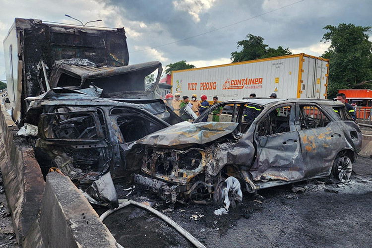 Các công nghệ trên xe có thể kể tới như: công nghệ hỗ trợ lái xe tự động Pilot Assist, tính năng hỗ trợ đỗ xe tự động, công nghệ tự động dừng xe khi phát hiện nguy cơ xảy ra va chạm, công nghệ an toàn giúp cảnh báo va chạm, hệ thống bảo vệ người lái xe trên những đoạn đường xấu, công nghệ cảnh báo phương tiện cắt ngang.