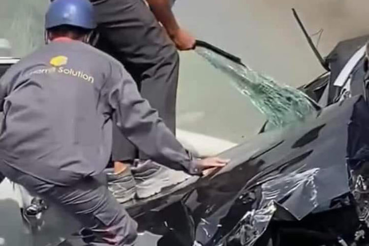 Chủ nhân chiếc xe SUV Volvo XC90 tai nạn bẹp dúm đã may mắn được người dân nhanh chóng cắt phần kính chắn gió phía trước cứu ra khỏi xe, trước chiếc SUV của hãng xe Thụy Điển bốc cháy dữ dội.