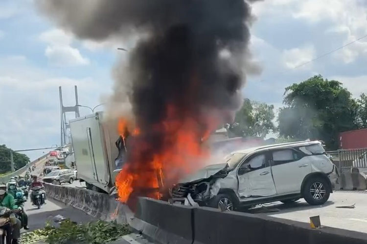 Ngoài ra, khung xe cũng được thiết kế để hấp thụ lực va chạm một cách hiệu quả, ghế ngồi được trang bị lò xo hấp thụ lực nén và ngăn ngừa chấn thương lưng... Trên mỗi chiếc Volvo XC90 nói riêng và toàn bộ các sản mẫu xe Volvo sản xuất nói chung đều được trang bị tất cả những tính năng an toàn nhất thế giới.