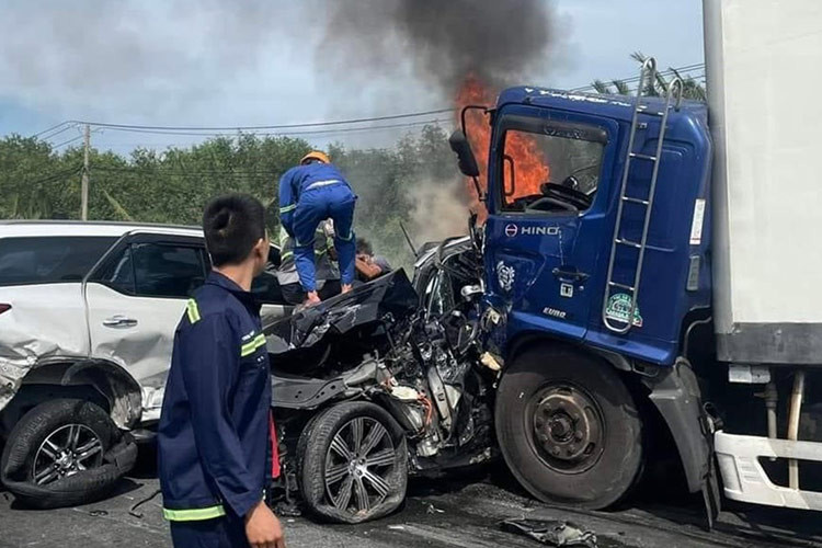 Theo đó, nguyên nhân vụ tai nạn được xác định là do chiếc xe tải mang biển kiểm soát 68H-000.68 đã mất phanh khi xuống dốc cầu, dẫn đến tai nạn thảm khốc cho hàng loạt những chiếc xe khác đang lưu thông.