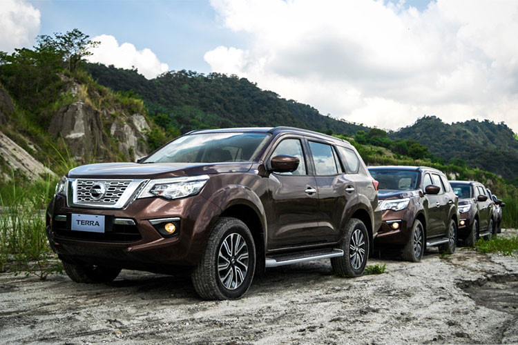 Nissan Terra sẽ chính thức ra mắt tại triển lãm ôtô Việt Nam Motor Show 2018 (VMS 2018), diễn ra vào tháng 10 tới. Tuy nhiên, đến cuối năm các xe mới đến tay người tiêu dùng, Trong đó, bản máy xăng hứa hẹn sẽ giao hàng sớm nhất vào khoảng tháng 11-12 năm nay. Trong khi hai bản máy dầu sẽ có mặt sau đó, khoảng tháng 12/2018 hoặc tháng 1-2/2019.