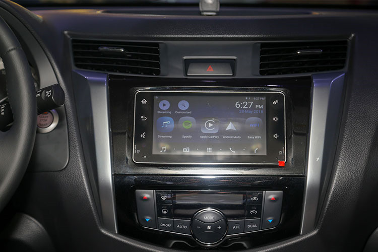 Hàng ghế thứ 2 có thể gập nhanh bằng 2 nút bấm trên bệ trung tâm để có thể vào hàng ghế 3. Khoảng để chân và ngả lưng của hàng ghế 3 rộng rãi hơn tất cả các mẫu xe crossover 5+2 hiện có trên thị trường Việt Nam. Ở những bản trang bị cao cấp, xe sẽ có nội thất bọc da, ghế lái chỉnh điện 8 hướng, điều hòa tự động 2 vùng và hệ thống thông tin giải trí hỗ trợ kết nối Apple CarPlay...