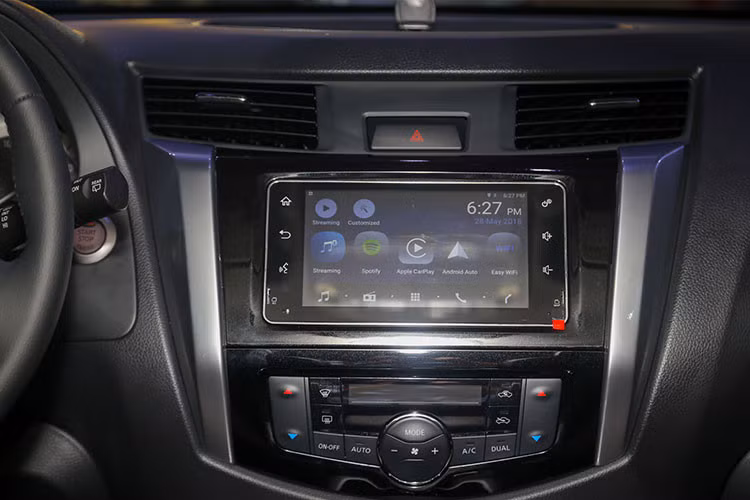 Hàng ghế thứ 2 có thể gập nhanh bằng 2 nút bấm trên bệ trung tâm để có thể vào hàng ghế 3. Khoảng để chân và ngả lưng của hàng ghế 3 rộng rãi hơn tất cả các mẫu xe crossover 5+2 hiện có trên thị trường Việt Nam. Ở những bản trang bị cao cấp, xe sẽ có nội thất bọc da, ghế lái chỉnh điện 8 hướng, điều hòa tự động 2 vùng và hệ thống thông tin giải trí hỗ trợ kết nối Apple CarPlay...