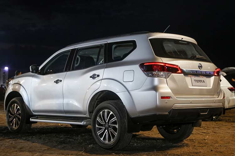 Các tính năng an toàn nổi bật bao gồm 6 túi khí, cảnh báo chệch làn đường, cảnh báo điểm mù, quan sát toàn cảnh thông minh với tính năng phát hiện vật thể chuyển động và gương chiếu hậu thông minh... Mức giá xe nằm khoảng giữa nếu so với các đối thủ. Trong đó, Ford Everest có giá cao nhất (giá từ 1,1 – 1,4 tỷ đồng), Toyota Fortuner (có giá từ 1 – 1.36 tỷ đồng), Mitsubishi Pajero Sport (có giá từ 1 – 1.25 tỷ đồng).